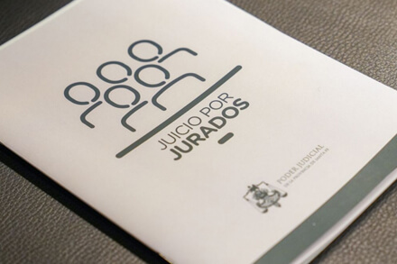 Carpeta judicial con el membrete “Juicio por Jurados” del Poder Judicial de Santa Fe, sistema de justicia participativa