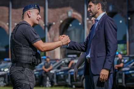 El gobernador Maximiliano Pullaro saluda a un policía durante el acto de entrega de equipamiento de seguridad en Santa Fe