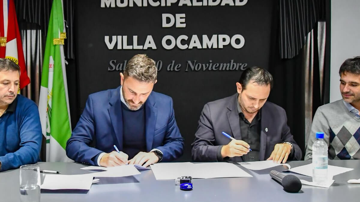 Ministro Enrique Estévez y el intendente Cristian Marega firman un convenio Girsu en Villa Ocampo para la gestión integral de residuos.