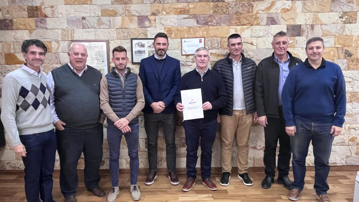 Ministro Enrique Estévez junto a los integrantes del consorcio Girsu Microregión 1E