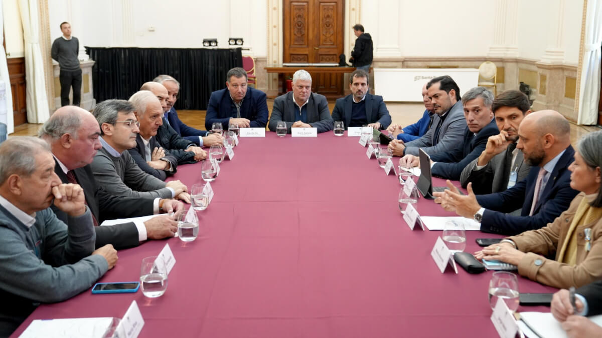 Gobernador Maximiliano Pullaro y ministros en reunión con el presidente de la UIA, Martín Rappallini, y autoridades industriales en Santa Fe.