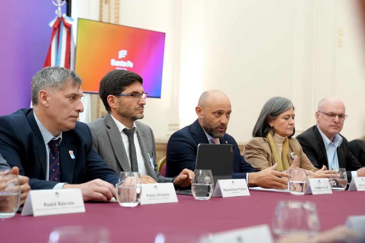 Gobernador Maximiliano Pullaro y ministros en reunión con el presidente de la UIA, Martín Rappallini, y autoridades industriales en Santa Fe.