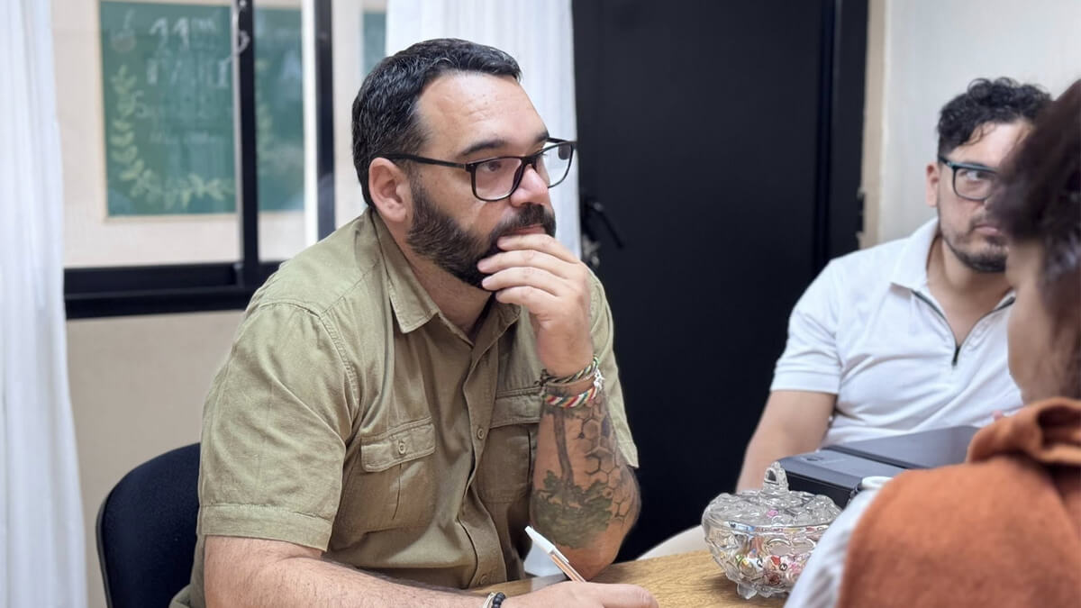 El diputado Sergio Rojas dialoga con directivos de la EET N.º 642 durante su visita a Calchaquí