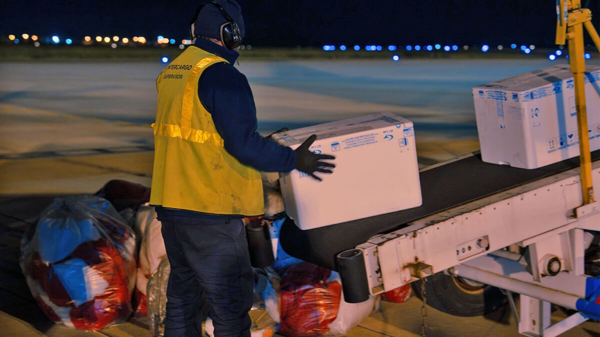 Empleado del Aeropuerto Internacional de Rosario trabajando en el despacho de mercadería para exportación