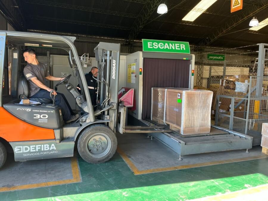 Empleados del Aeropuerto Internacional de Rosario trabajando en el despacho de mercadería para exportación
