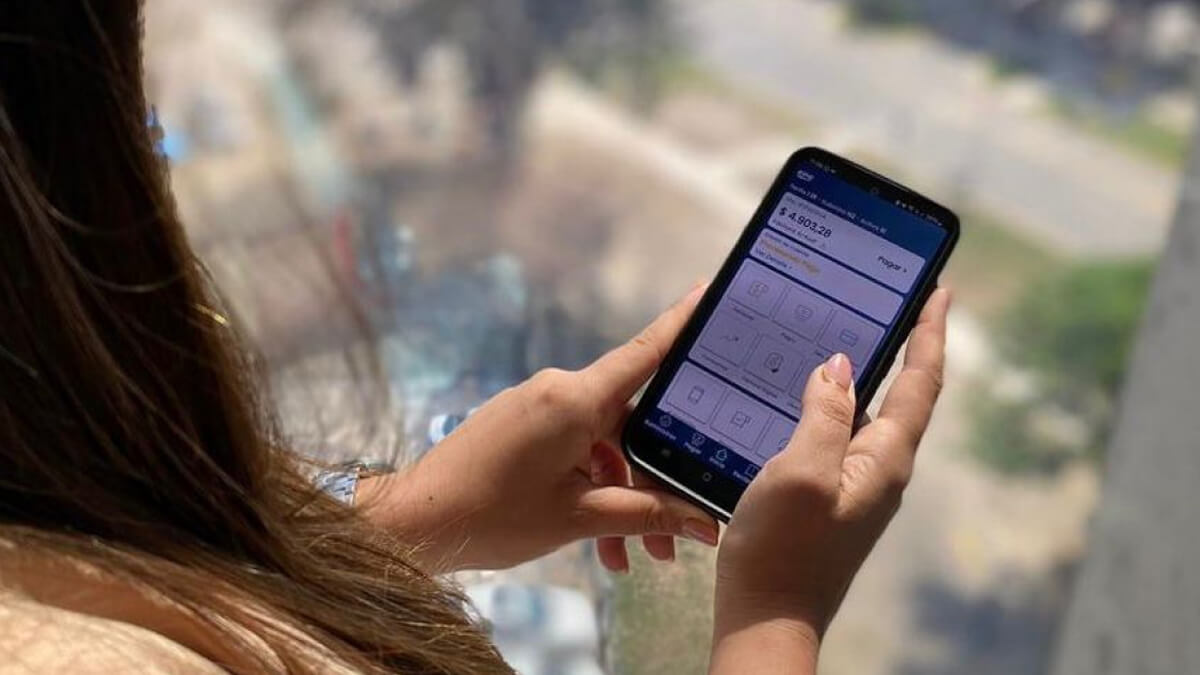 Persona pagando factura de la EPE desde su celular
