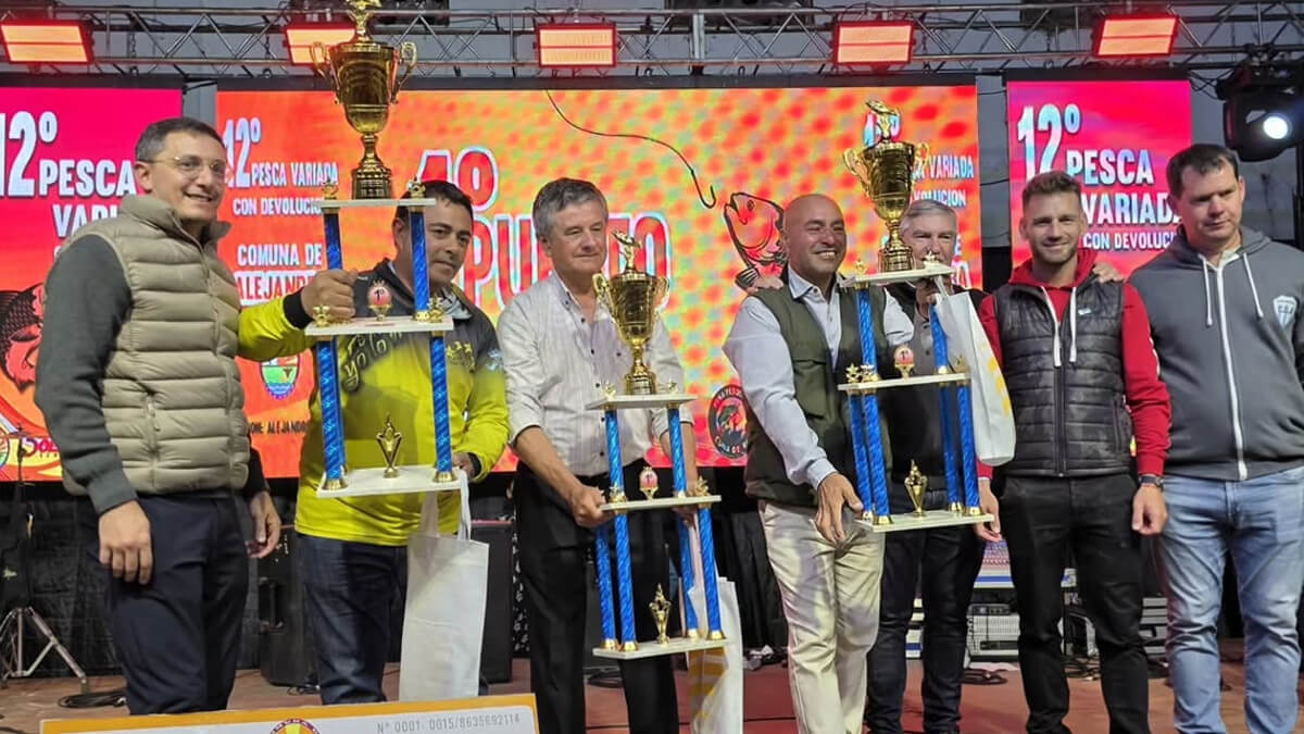 Ganadores del Concurso de Pesca Variada recibiendo sus premios en Alejandra