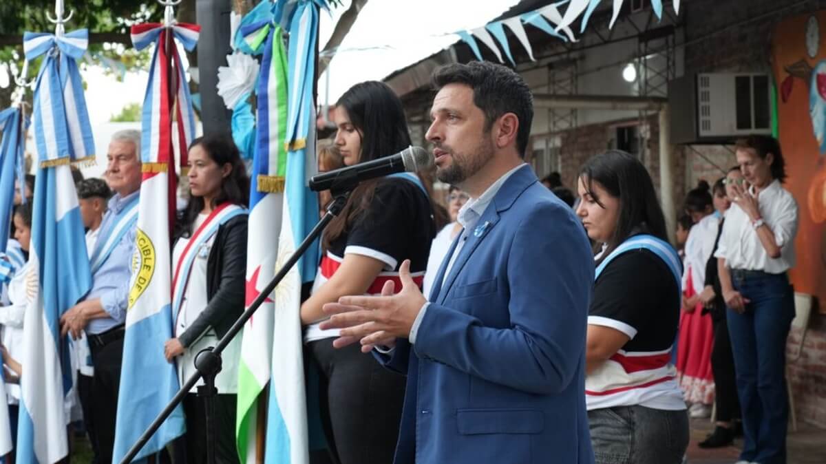 Intendente Gonzalo Braidot pronunciando su discurso durante el acto oficial del 25 de Mayo en la Escuela de Educación Secundaria Orientada N.º 592 de Avellaneda