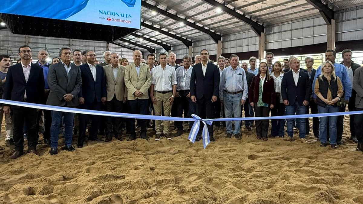 Los gobernadores Gustavo Valdés y Leandro Zdero, junto a autoridades, en el corte de cintas de Las Nacionales edición Santander en la Sociedad Rural de Corrientes.
