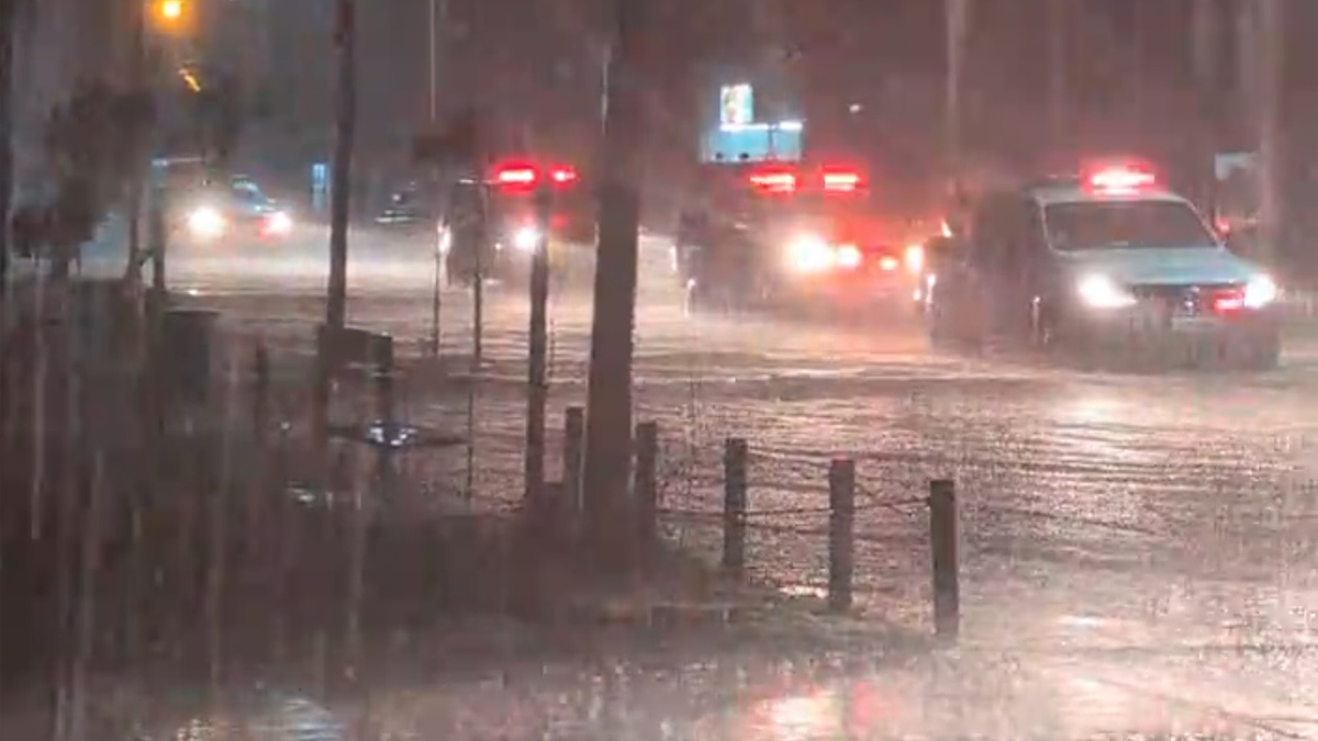 Calles de la ciudad de Vera anegadas por la lluvia de 420 milímetros caída durante la noche, mostrando el impacto de la emergencia climática.