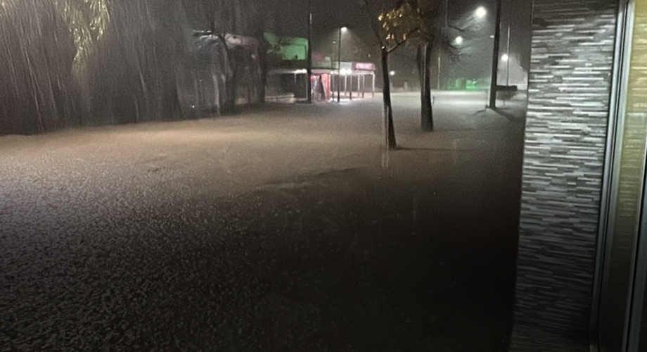 Calles de la ciudad de Vera anegadas por la lluvia de 420 milímetros caída durante la noche, mostrando el impacto de la emergencia climática.