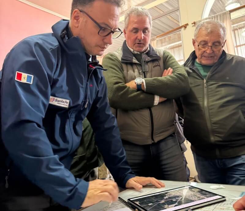 El ministro Enrico en su recorrido por la ciudad de Vera analizando la situación de la ciudad luego del temporal