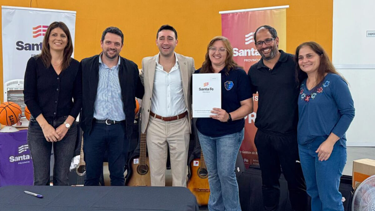 Funcionarios entregan equipamiento a la EESO N.º 520 adquirido con fondos de bienes decomisados al delito