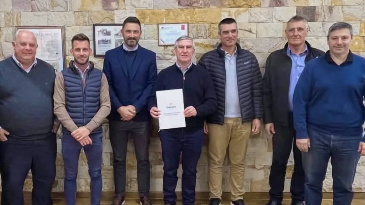 El presidente comunal José Zorzón, junto al ministro Enrique Estévez y autoridades de la Microrregión E1, durante la firma del convenio ambiental en Romang.