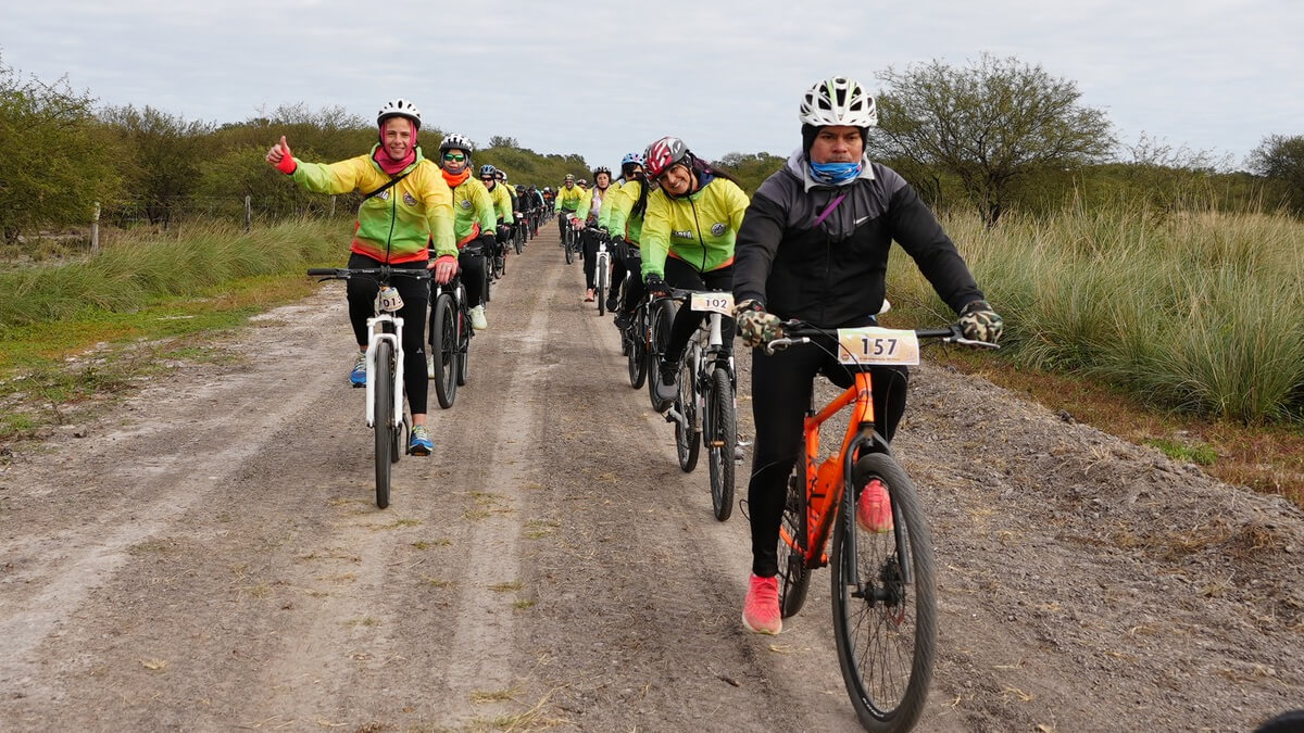 Ciclista recorriendo caminos rurales de Malabrigo durante el Cicloturismo Fiesta del Citrus 2024