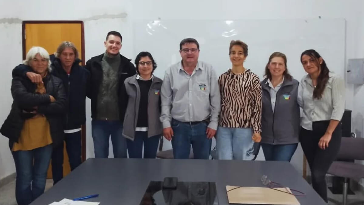 El presidente comunal Roberto Giuliani junto a los beneficiarios de los créditos Activa Emprendedor durante la entrega en Nicanor Molinas.