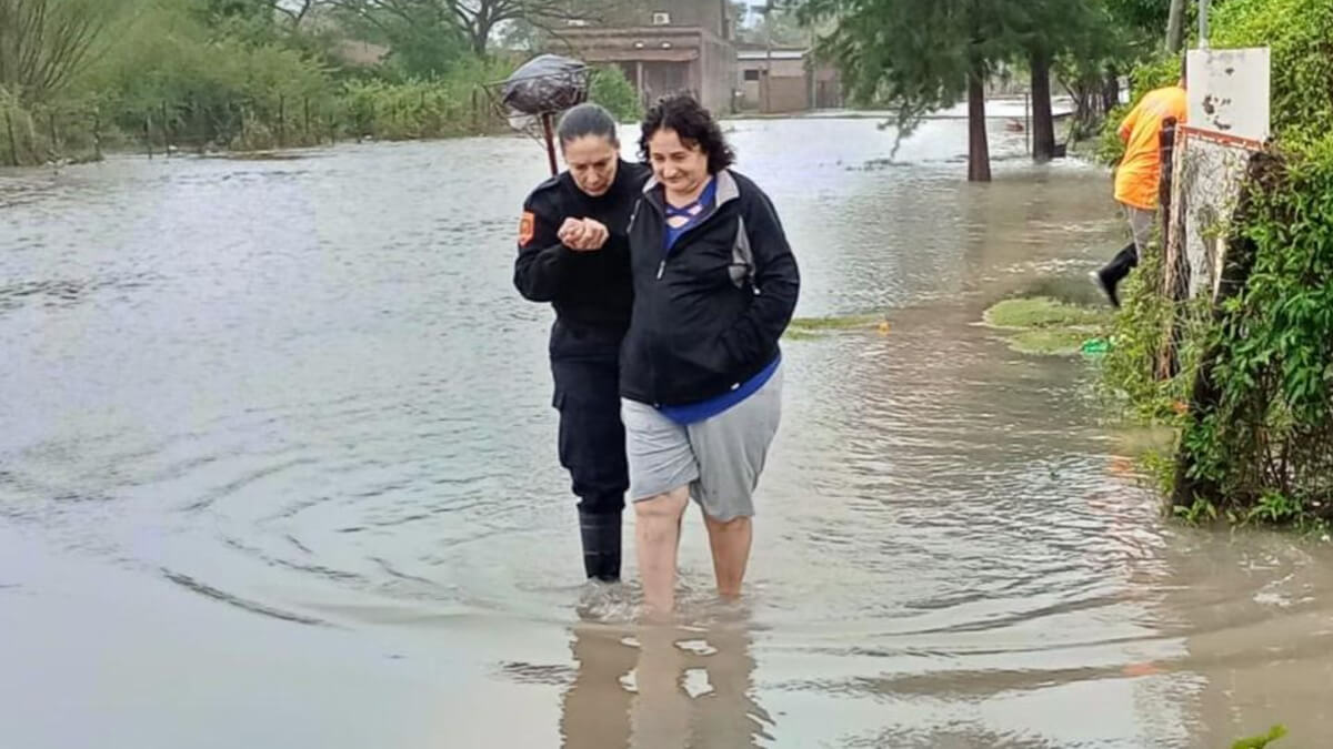 Calles inundadas en Vera tras el temporal y equipos de emergencia brindando asistencia