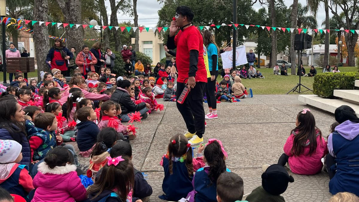 Niños y maestras jardineras participan en los festejos de la Semana de los Jardines de Infantes 2025 en la Plaza San Martín de Romang, con desfile y actividades recreativas.