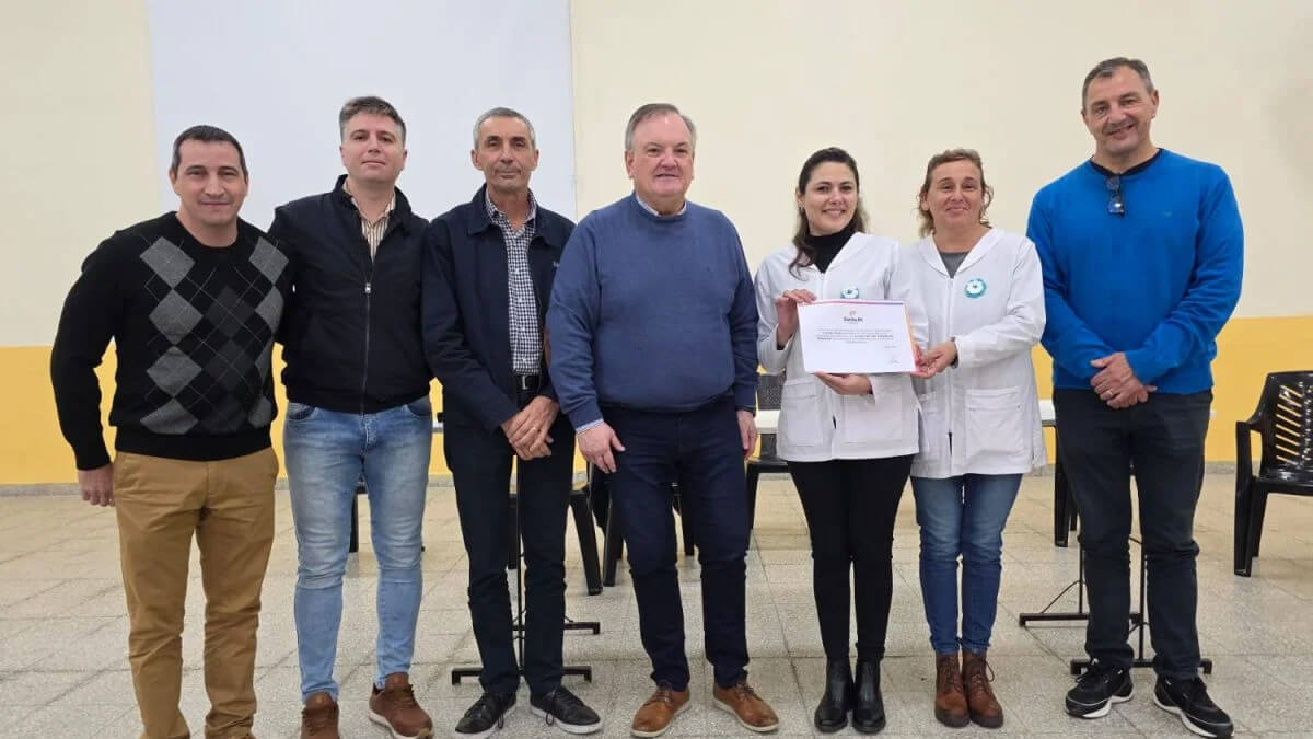 El senador Felipe Michlig entrega un aporte del FANI a la directora Anahí Nanzer en la Escuela N° 408 “Bernardino Rivadavia” de San Cristóbal.