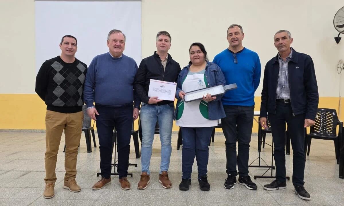 El senador Felipe Michlig entrega un aporte del FANI a la directora Anahí Nanzer en la Escuela N° 408 “Bernardino Rivadavia” de San Cristóbal.