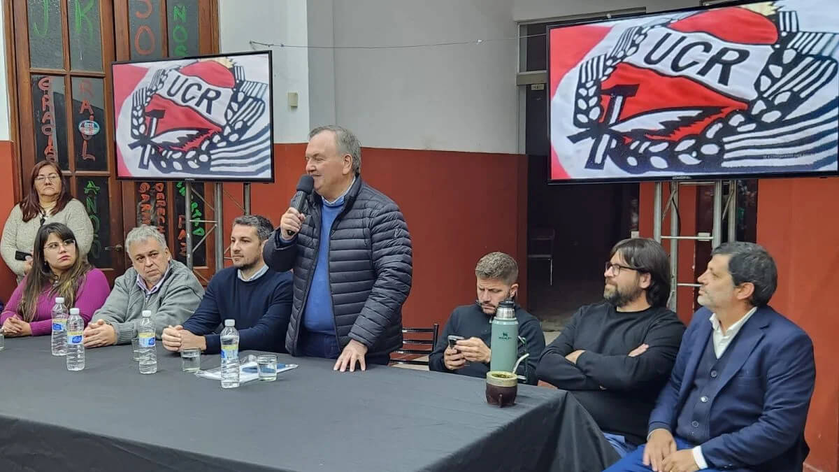 Felipe Michlig, Presidente del Comité Provincial de la UCR, anunciando la regularización dominial y la puesta en valor del edificio histórico de la UCR Rosario durante un acto institucional.