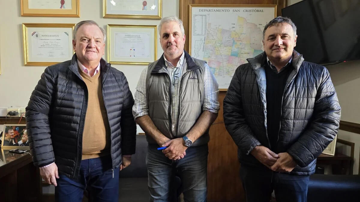 Reunión del senador Felipe Michlig, el diputado Marcelo González y el subsecretario Federico Sieber para analizar obras hídricas en San Cristóbal.