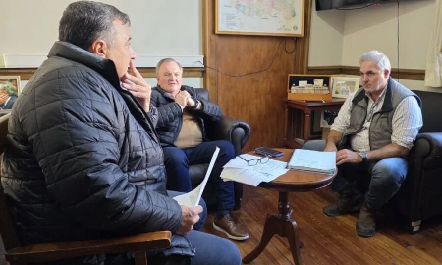 Reunión del senador Felipe Michlig, el diputado Marcelo González y el subsecretario Federico Sieber para analizar obras hídricas en San Cristóbal.