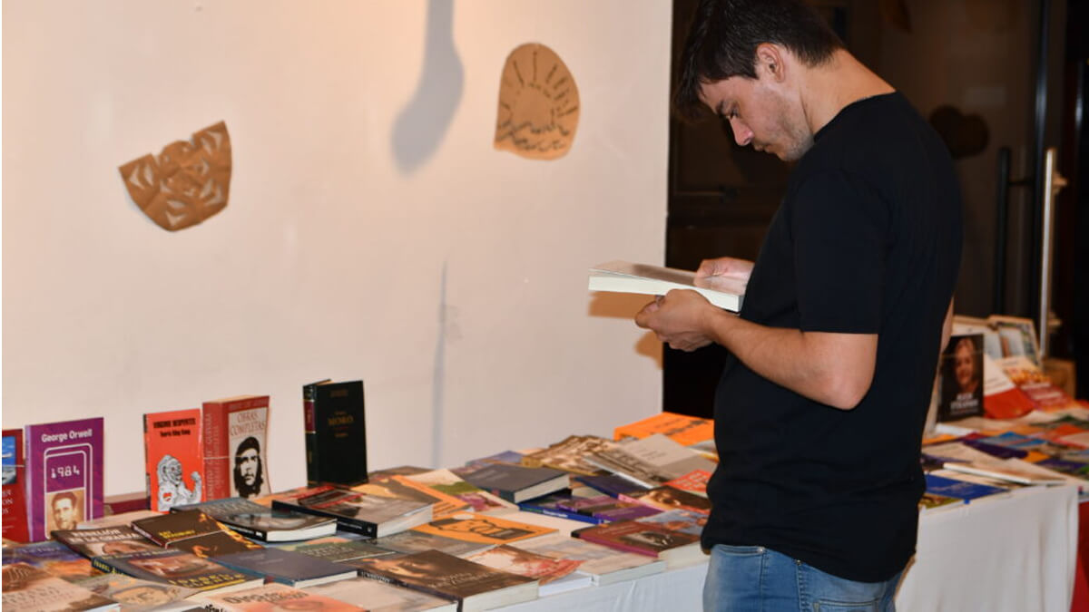 Visitantes recorriendo al Feria del Libro 2024
