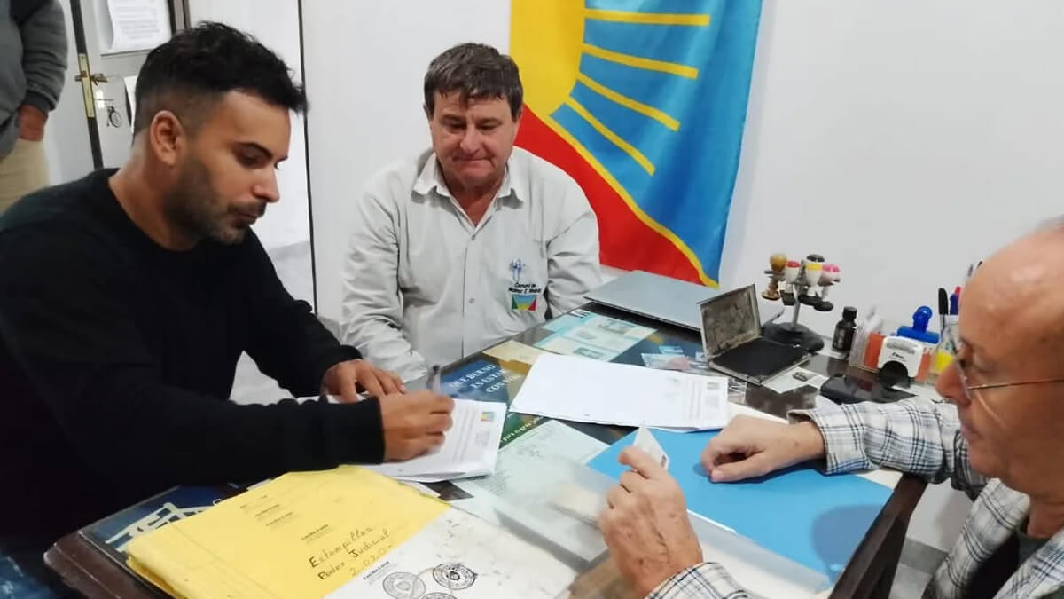 El presidente comunal Roberto Giuliani firmando acuerdo con los nuevos emprendedores en el área industrial de Nicanor Molinas