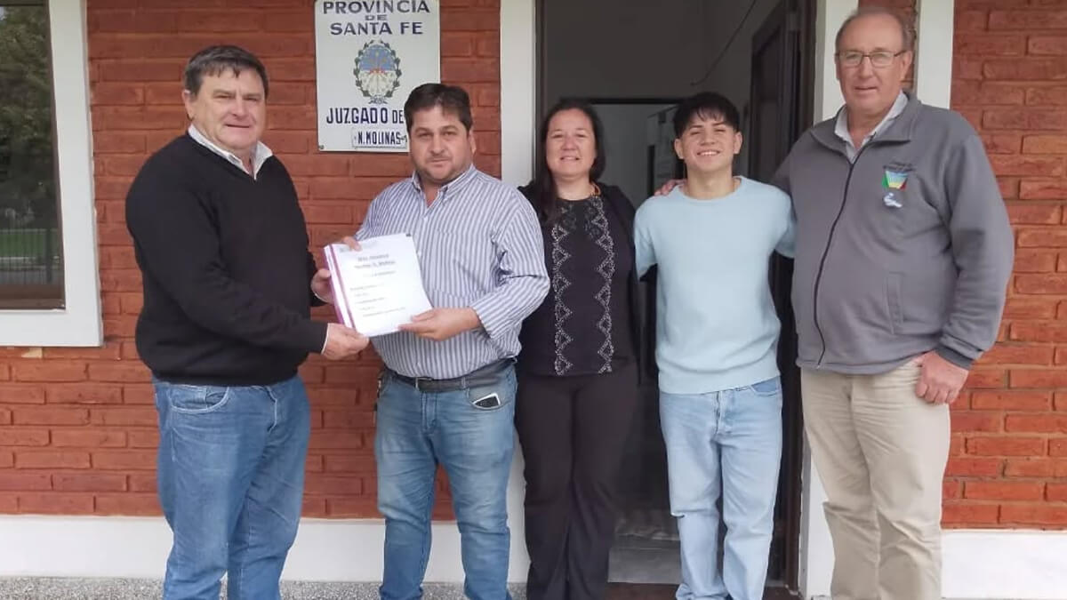 El presidente comunal Roberto Giuliani firmando acuerdo con los nuevos emprendedores en el área industrial de Nicanor Molinas