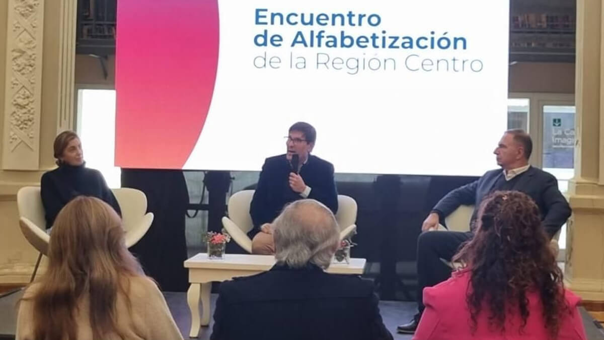 El ministro José Goity participa en el Encuentro de Alfabetización de la Región Centro.