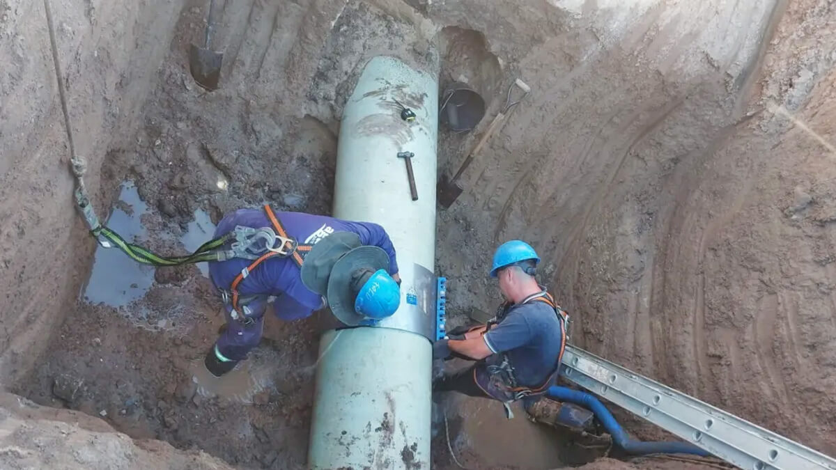 Operarios de Aguas Santafesinas reparando tubería de acueducto en Reconquista