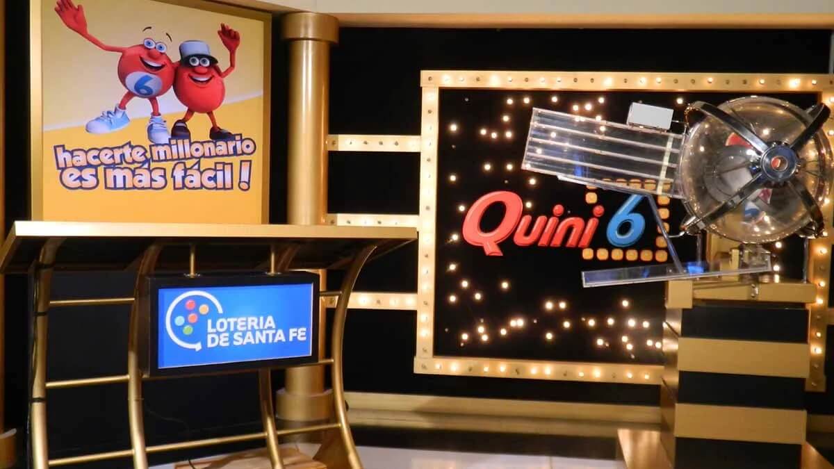 Sala de sorteos oficial de Lotería de Santa Fe, con bolilleros y personal realizando el Quini 6