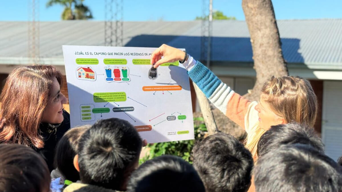 Un instante del taller de compostaje realizado en la escuela 1205 del barrio Itatí de Avellaneda