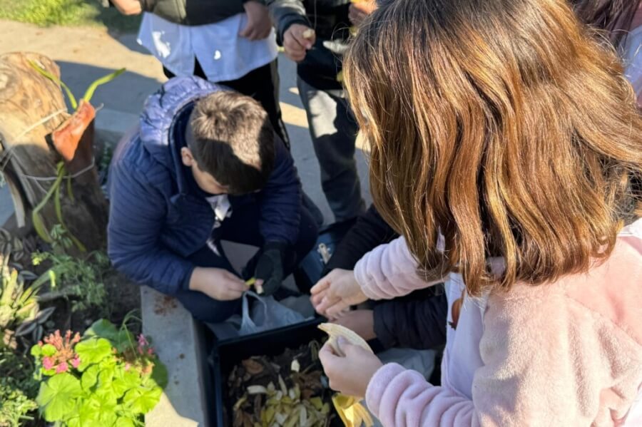 Un instante del taller de compostaje realizado en la escuela 1205 del barrio Itatí de Avellaneda