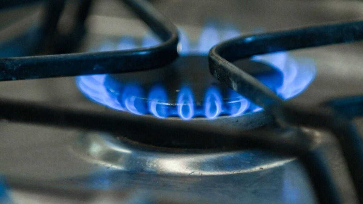 Hornalla de cocina encendida con llama azul, ejemplo de combustión segura para evitar monóxido de carbono