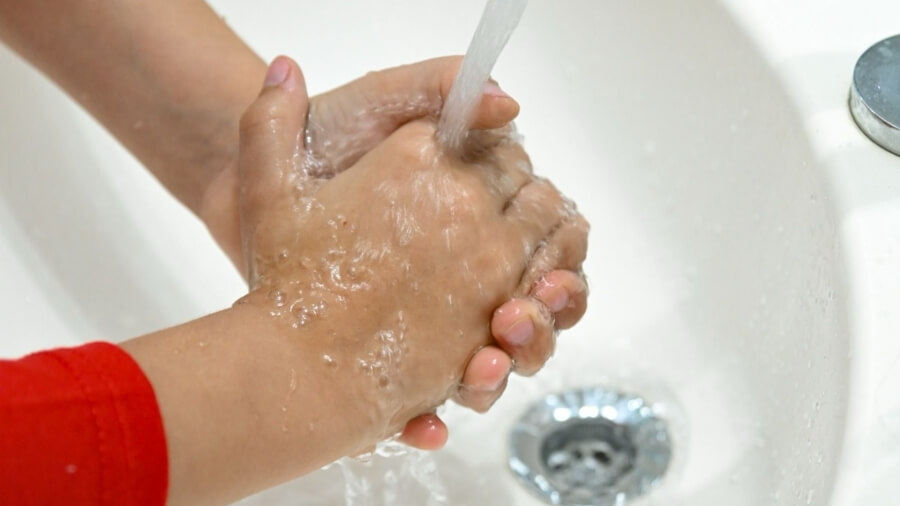 Lavarse las manos frecuentemente con agua y jabón.