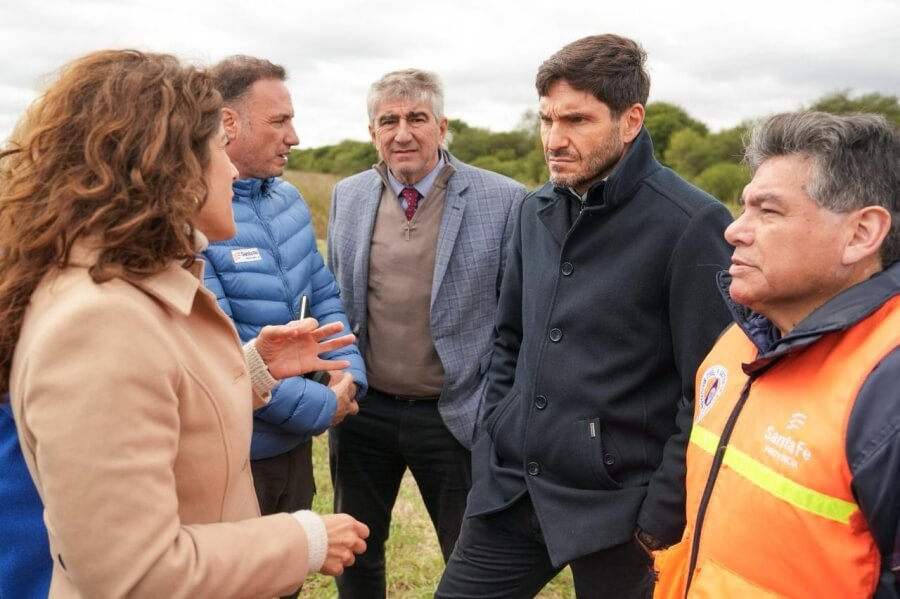 El gobernador Pullaro junto a la intendente Mitre y funcionarios provinciales recorriendo las zonas afectadas