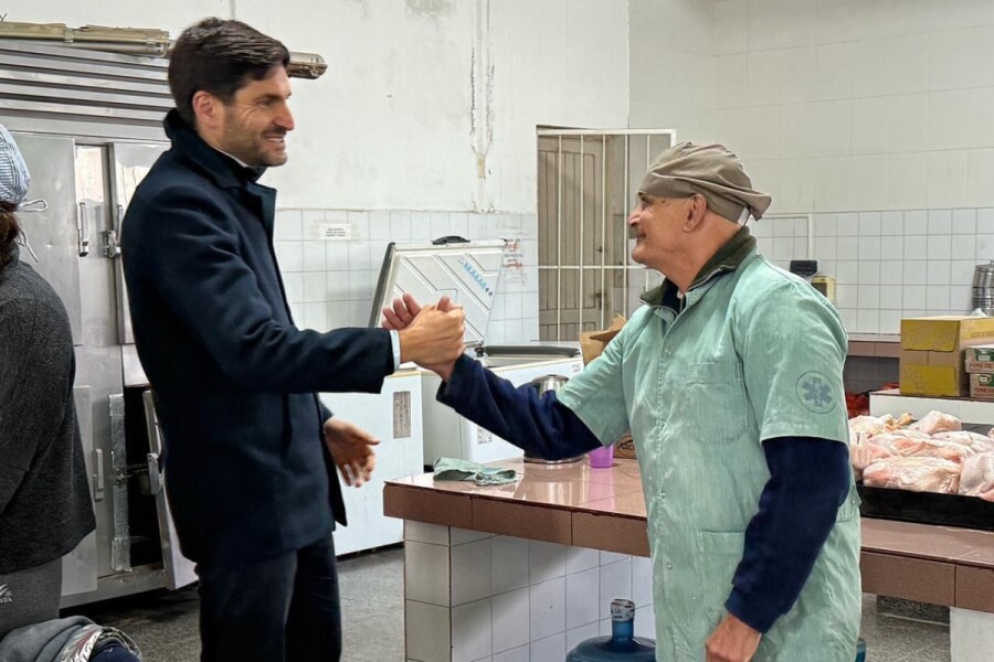 Pullaro visitando la cocina centralizada de Vera