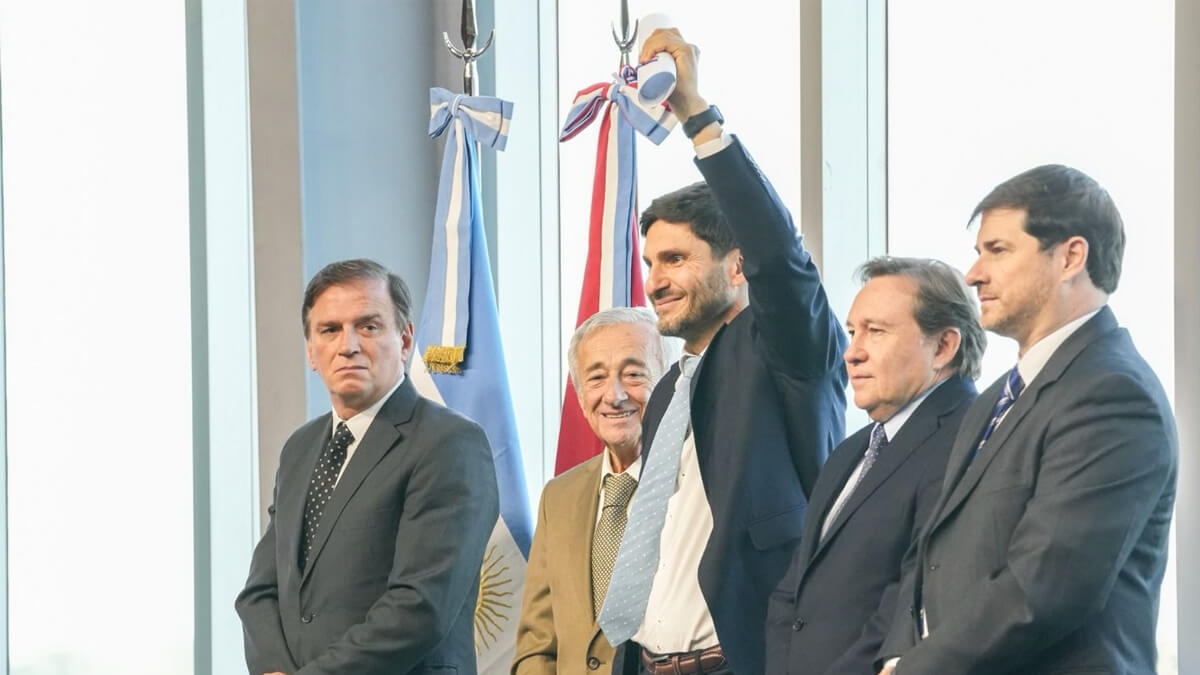 Maximiliano Pullaro recibiendo el certificado que lo acredita como convencional electo para la Convención Constituyente de Santa Fe.