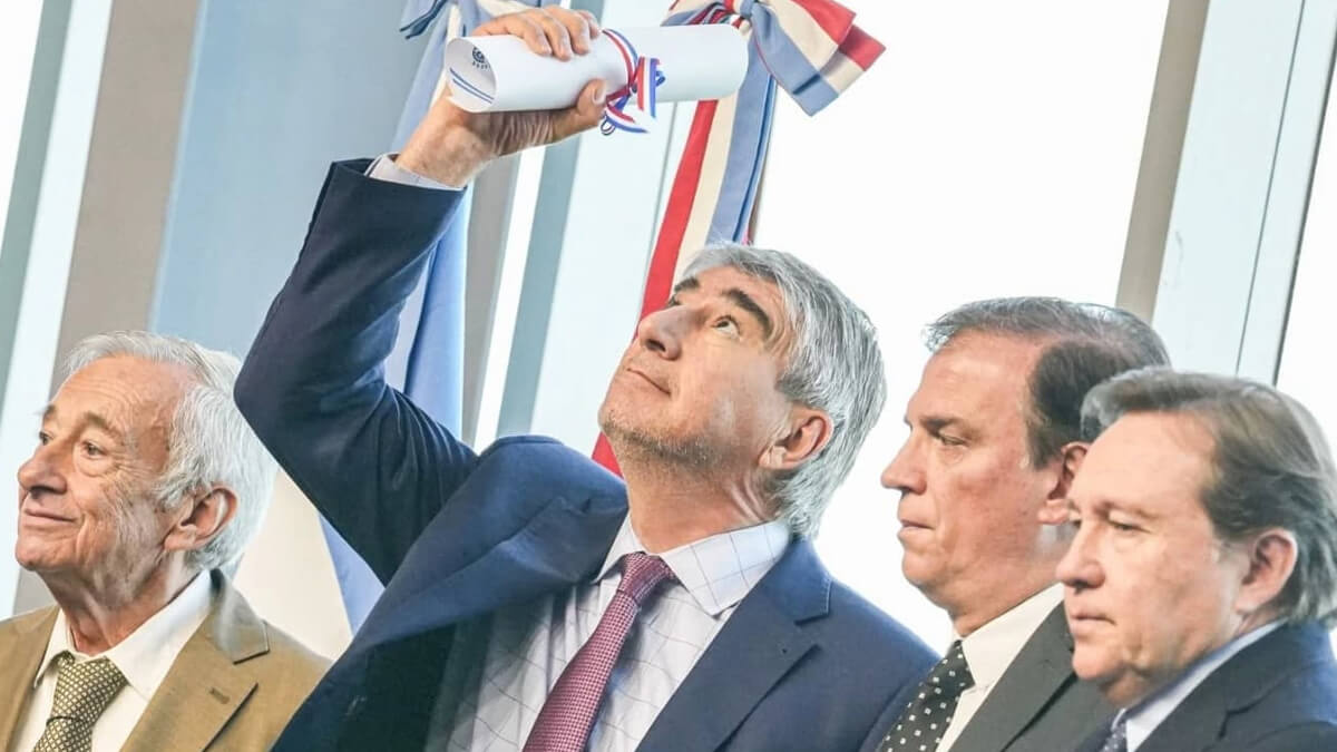 Fabián Bastia recibiendo el diploma como convencional constituenye para le reforma de la Constitución de la provincia de Santa Fe