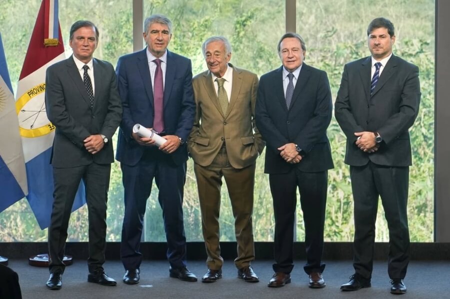 Fabián Bastia recibiendo el diploma como convencional constituenye para le reforma de la Constitución de la provincia de Santa Fe