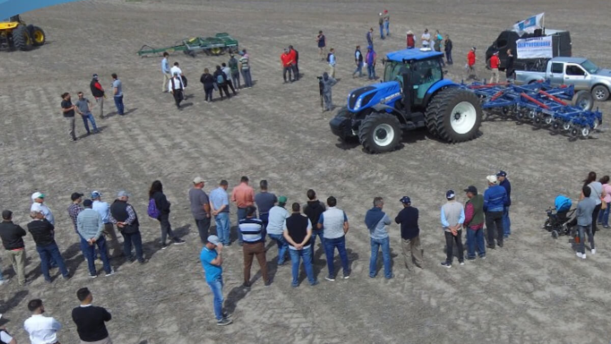 Productores observan demostraciones de maquinaria agrícola en campo durante la Expo Maquinaria en Acción.