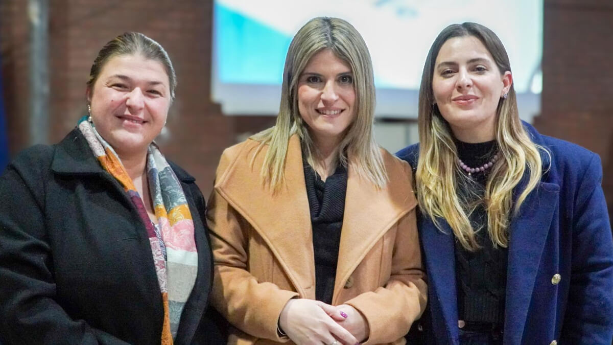 Diputada Charo Mancini junto a las convencionales constituentes Katia Passarino y Lionella Cattalini