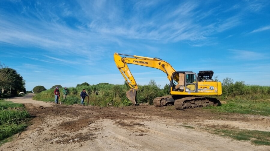 Maquinarias trabajando en la reparación de socavones sobre RP 32