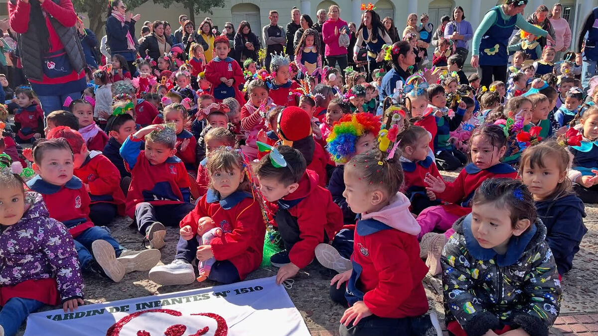 Niños festejando con alegría el Día de los Jardines de Infantes en Romang.
