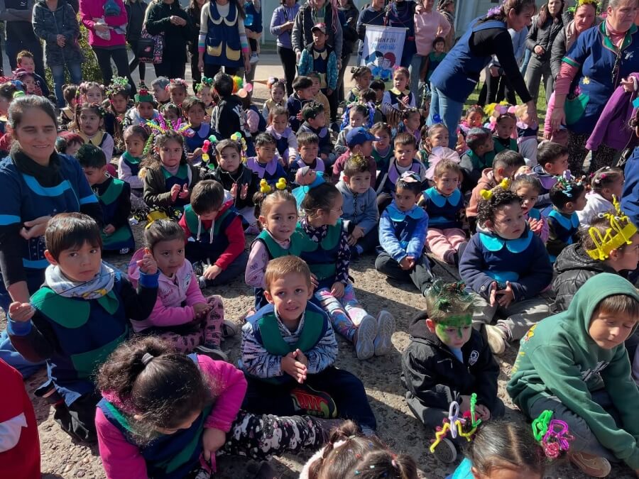 Niños festejando con alegría el Día de los Jardines de Infantes en Romang.