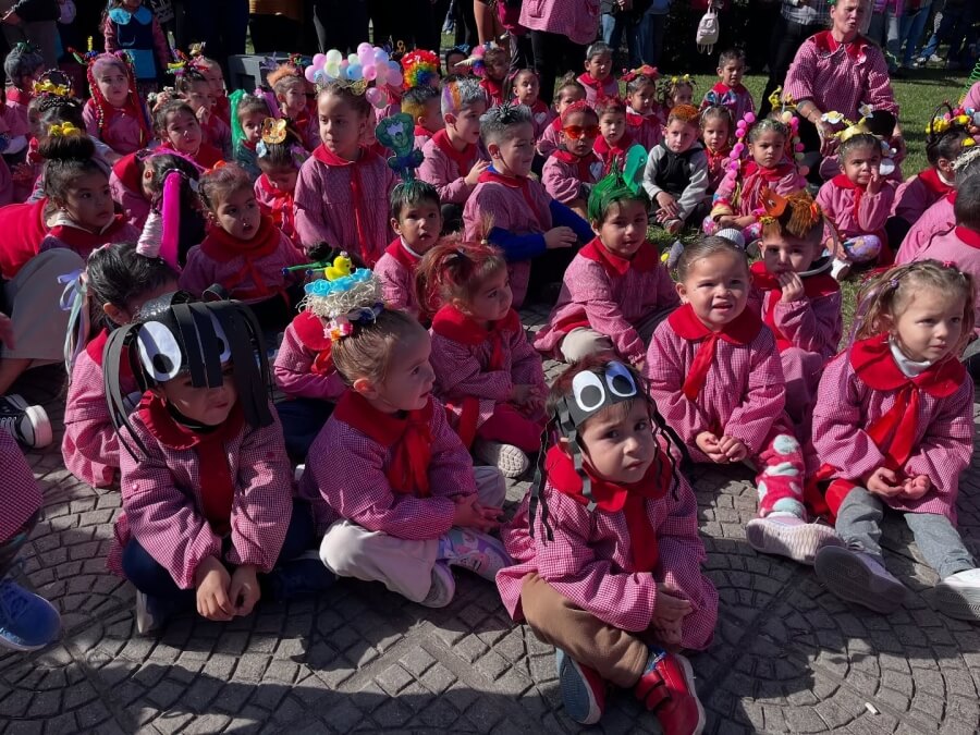 Niños festejando con alegría el Día de los Jardines de Infantes en Romang.
