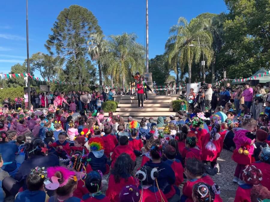 Niños festejando con alegría el Día de los Jardines de Infantes en Romang.