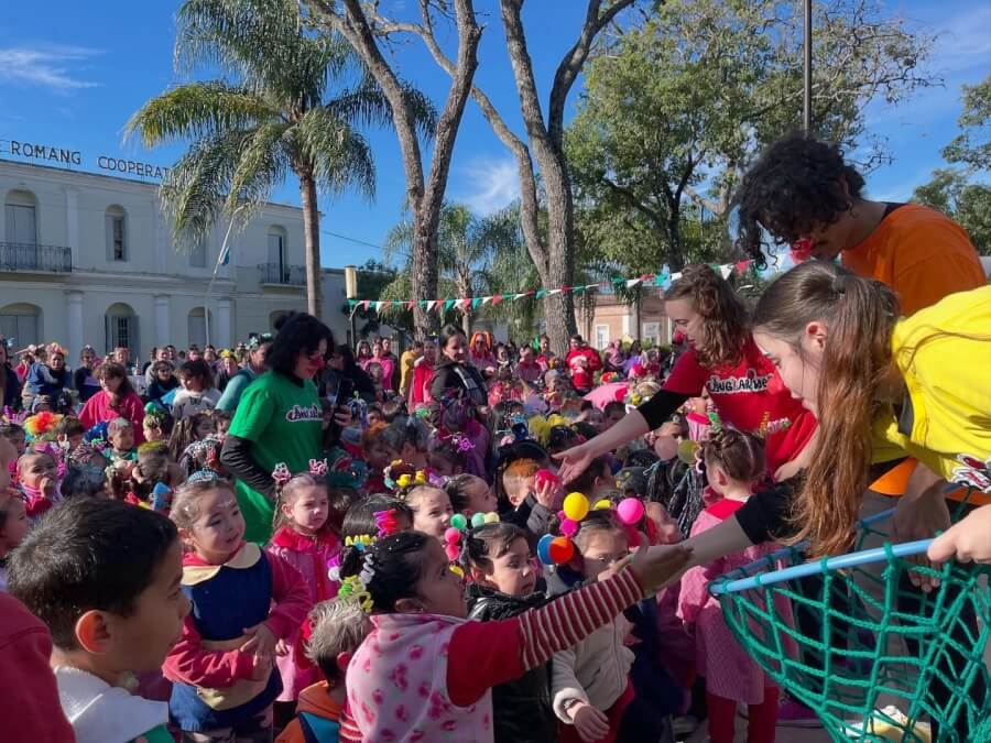 Niños festejando con alegría el Día de los Jardines de Infantes en Romang.